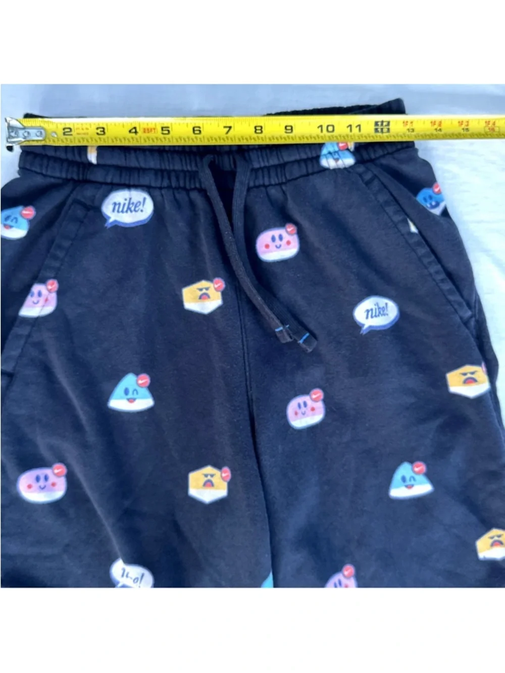 NIKE Sportswear AOP Moji Alumni Shorts Kids XL Black Emoji Air Max DJ9872-010
